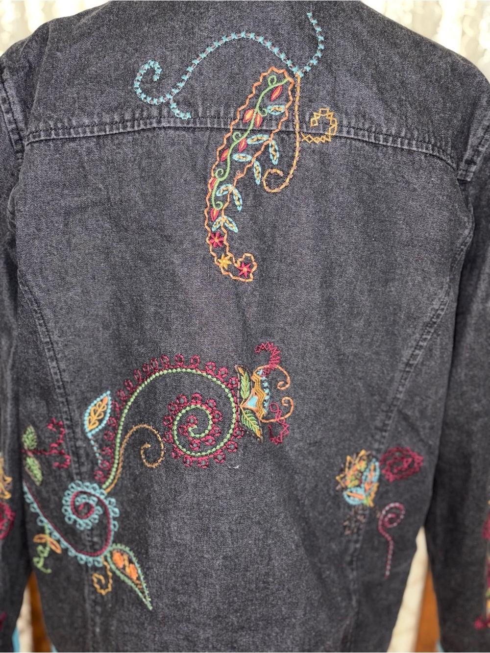 Super Cool Denim & Co Embroidered Denim Jacket - Picture 6 of 7